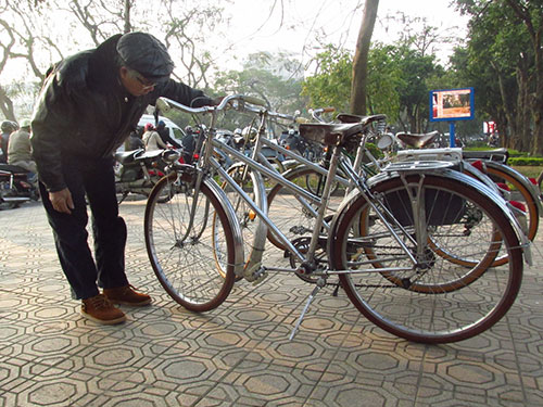 Ông[-]Nguyễn[-]Kim[-]Thắng[-]bên[-]những[-]chiếc[-]xe[-]đạp[-]của[-]thành[-]viên[-]CLB[-]Hà[-]Nội[-]Xưa[-]và[-]Nay